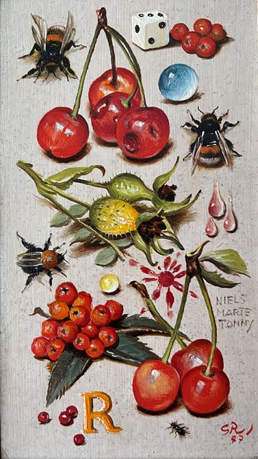 Stilleven met rood fruit, dobbelsteen en bijen.