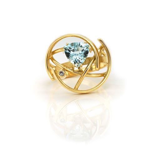 Geelgouden ring met driehoekige aquamarijn en diamant