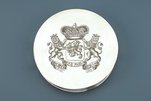A silver seal box or ‘skippet’ engraved with the coat-of-arms of the Seven United Provinces