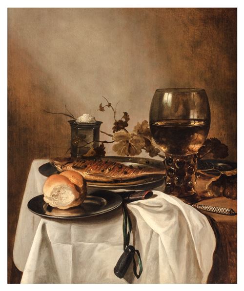 Een broodje, haring, zilveren zoutvaatje, grote Roemer en mes op een gedrapeerde tafel