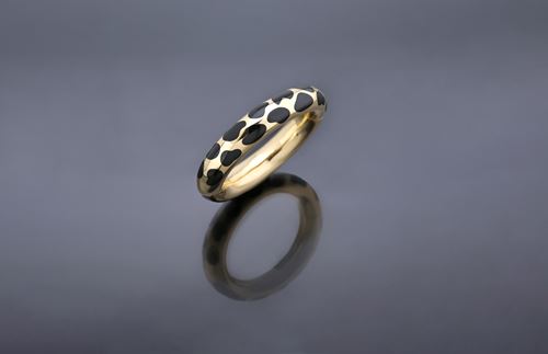 Een achttien karaat gouden armband ingelegd met zwart jade