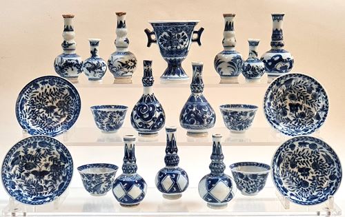 Een zeldzame porseleinen collectie miniatuur porselein periode Kangxi 1662-1722.