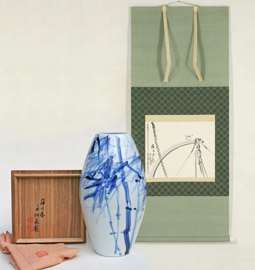 A calm sea and flower vase - Bamboo